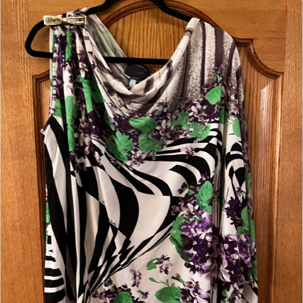 Gorgeous top with brooch on the shoulder